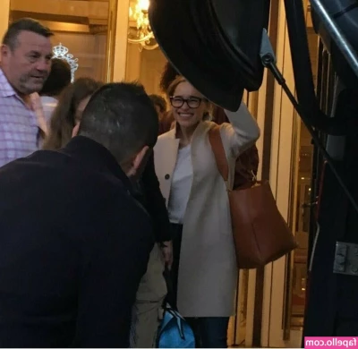 Emilia Clarke [ emilia-clarke ] - POTRANQUINHA VAI TOMAR NO CU COM O COWBOY CAVALAO ENTRANDO COM SEU