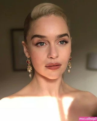 Emilia Clarke [ emilia-clarke ] - Raffle time! @geraldinem and I have a signed poster and Fantasy 2020