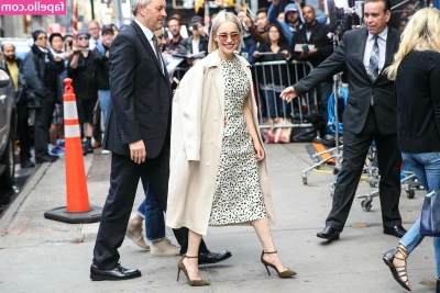 Emilia Clarke [ emilia-clarke ] - really tryina grow this bush for you guys