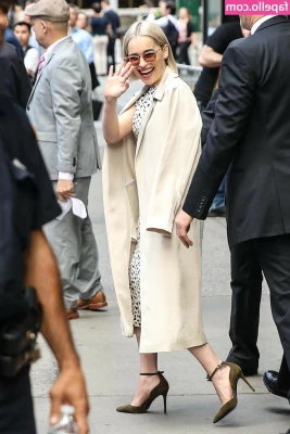 Emilia Clarke [ emilia-clarke ] - I think she wants to make a new video ?!!!