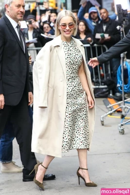 Emilia Clarke [ emilia-clarke ] - Ya se aproxima la navidad   y yo aquí travesiando con mis bolas