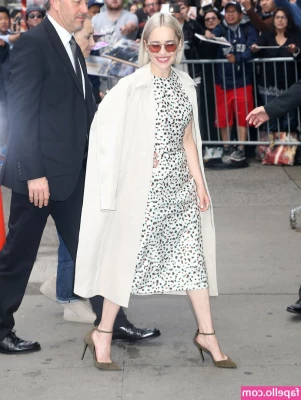 Emilia Clarke [ emilia-clarke ] - Si quieren ver más suscríbanse y reciban 25 fotos y 1 video sin