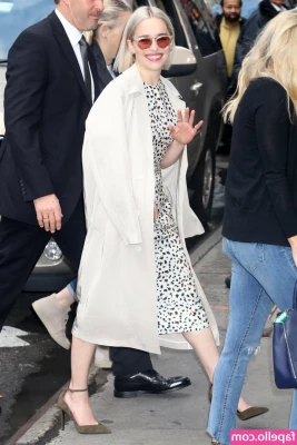 Emilia Clarke [ emilia-clarke ] - Enjoying @thecamdamage's feets & spankins