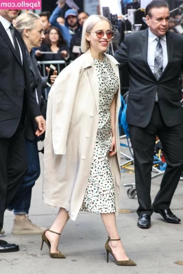 Emilia Clarke [ emilia-clarke ] - Les gusta como se transparenta   Me llevarían así de compras