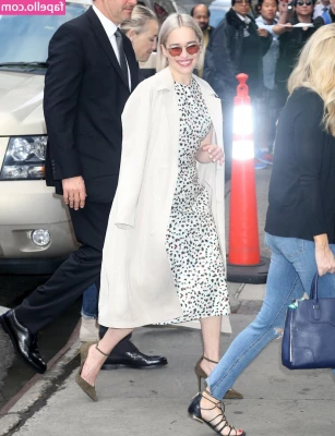 Emilia Clarke [ emilia-clarke ] - My cat insisted on being in the pictures 😂