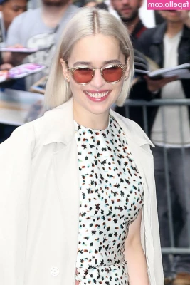 Emilia Clarke [ emilia-clarke ] - Met Kerst speel ik me keihard klaar met een banaan-vibrator! Zie me