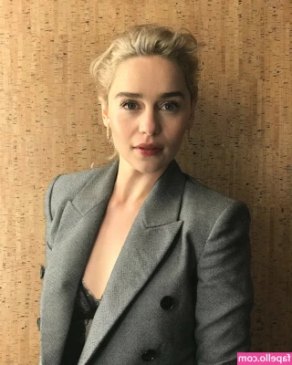 Emilia Clarke [ emilia-clarke ] - Papi has visto el pack anal que te he enviado por privado