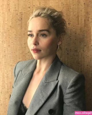 Emilia Clarke [ emilia-clarke ] - We re in the park  having a summer date pic nice but my feet are all