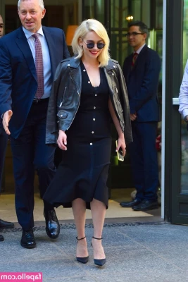Emilia Clarke [ emilia-clarke ] - Guaranteed to stretch your tight ass wide open after a few minutes of