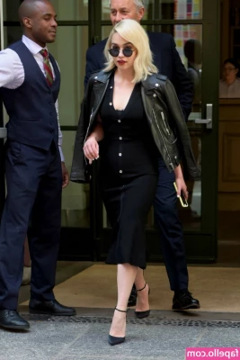Emilia Clarke [ emilia-clarke ] - Hab mal wieder paar Sexy Bademantelbilder