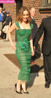 Emilia Clarke [ emilia-clarke ] - Outfit lol