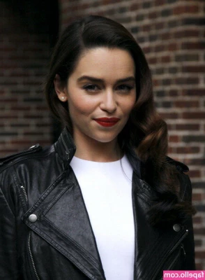 Emilia Clarke [ emilia-clarke ] - A little bath time  Posting another tomorrow
