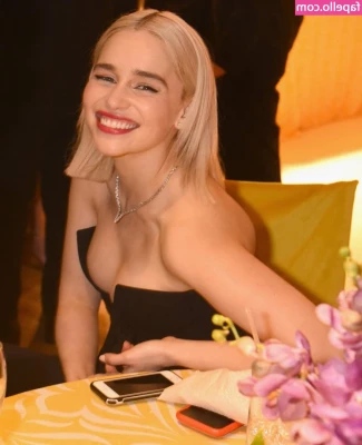 Emilia Clarke [ emilia-clarke ] - Short shower video.