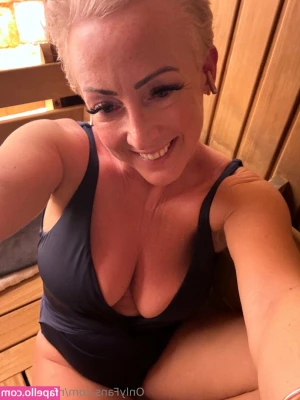 misstaffyuk - Do you want this bunny to serve you? Or would you rather have her
