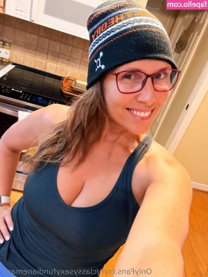 classysexyfundianemarie - Getting ready to make X-Mas Content ❤️✨