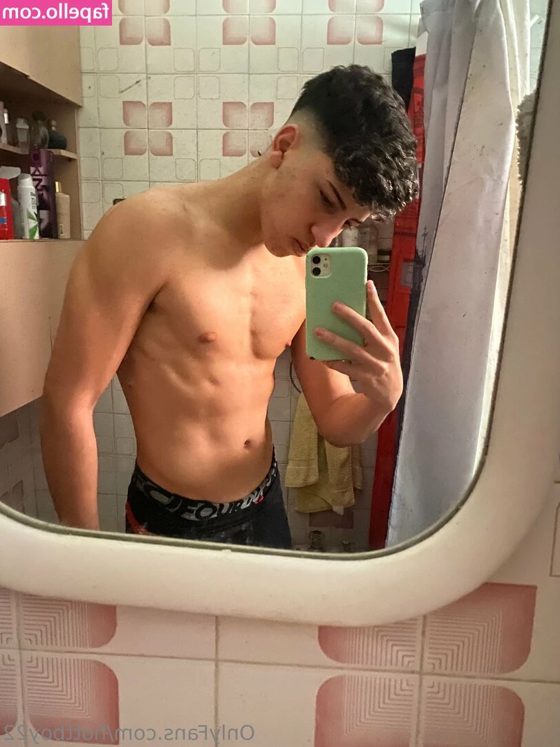 hottboy22 - I love taking my tits out outside