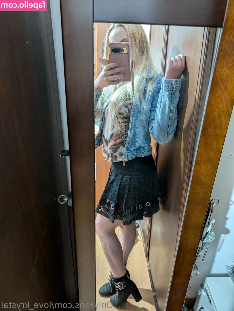 love_krystal [ love-krystal ] - Welcome to my Onlyfans  Do you like this position on all fours   