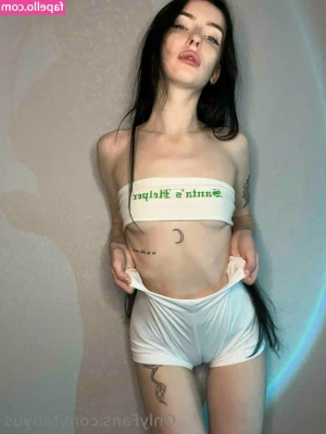 tatiyuss - Tell me how I look in my lingerie pic