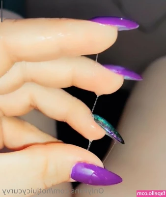 hotjuicycurvy - Who wants me to DM them for nudes! 👀