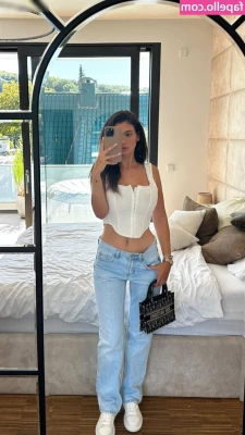 Paola Maria [ paola-maria ] - Practicing stretching my ass hole. Do you think I am doing a good job