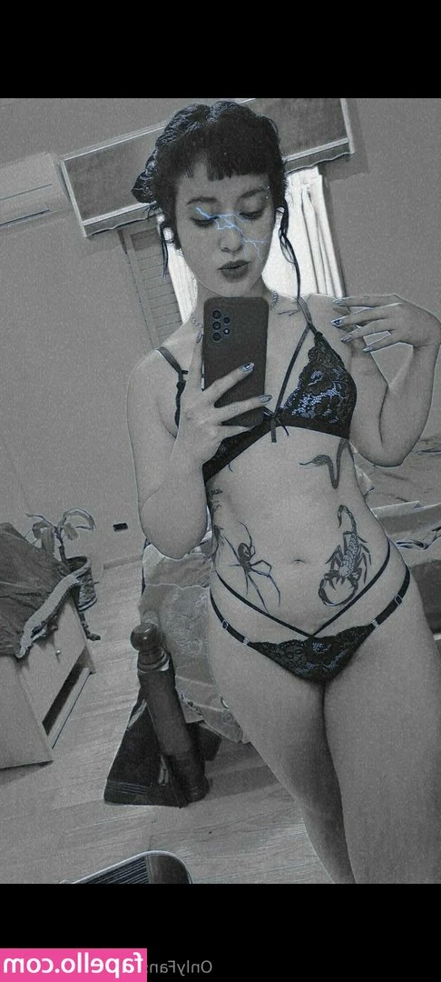 littlemaviss - You are a god damn cheetah      soakupthesun  sunshine  topless 