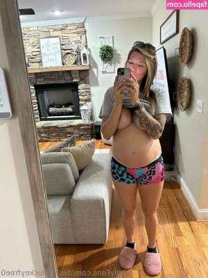 desireeluckeyfree0 - Waiting for someone to kiss my feet