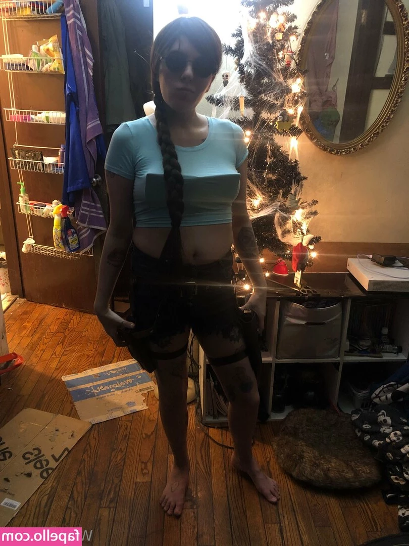 wicked_lyra [ wicked-lyra ] - Riding your wallet instead of your cock  until it s drained properly