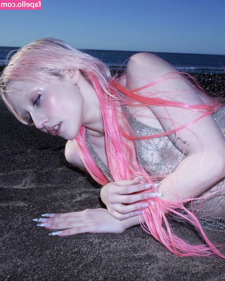 Chloe Moriondo [ chloe-moriondo ] - Long blonde hair