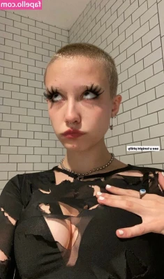 Chloe Moriondo [ chloe-moriondo ] - Slippery when wet  and I m always wet