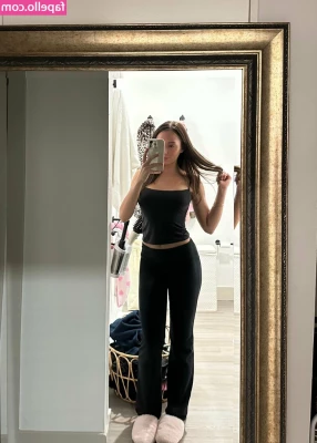 alexisrenn - Pink is my fav colour     Who wants to watch me take this off