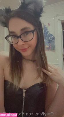 free_shellz [ free-shellz ] - Wanna see what’s underneath my skirt?