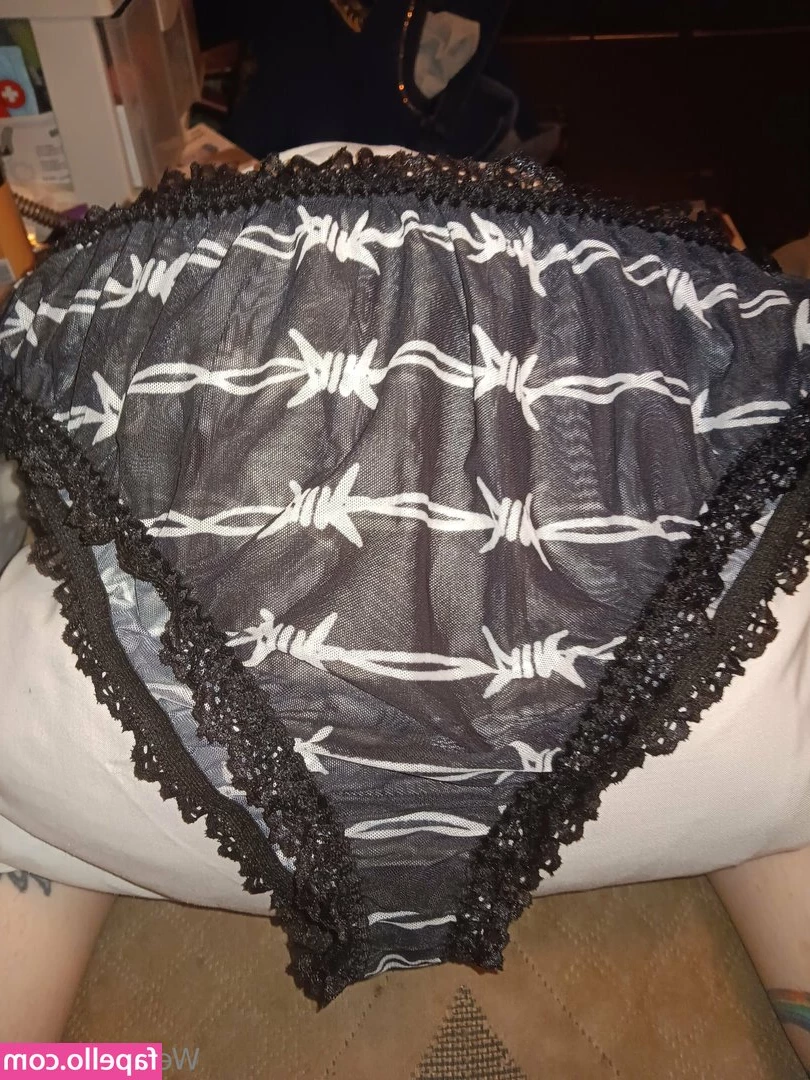 weirdlypretty666 - Lubing up my hard cock