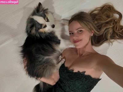 Halston Sage [ halston-sage ] - Moment of relax