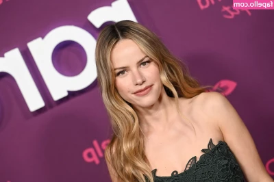 Halston Sage [ halston-sage ] - i usually don t even bother pulling them down all the way