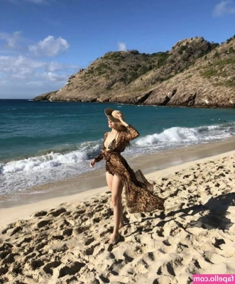 Halston Sage [ halston-sage ] - 🚨 I am making content tonight so hit me up if you want a Cumeo.