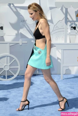 Halston Sage [ halston-sage ] - Playful mood right now  Love gifts