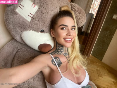 mia_foxybae [ mia-foxybae ] - Foot Feature  Spreading my toes as wide as your open mouth  Get your