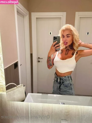 mia_foxybae [ mia-foxybae ] - Fuckin flower is ripping off  AND I LOOOOOOOOVE THIS OUTFIT  Makes me