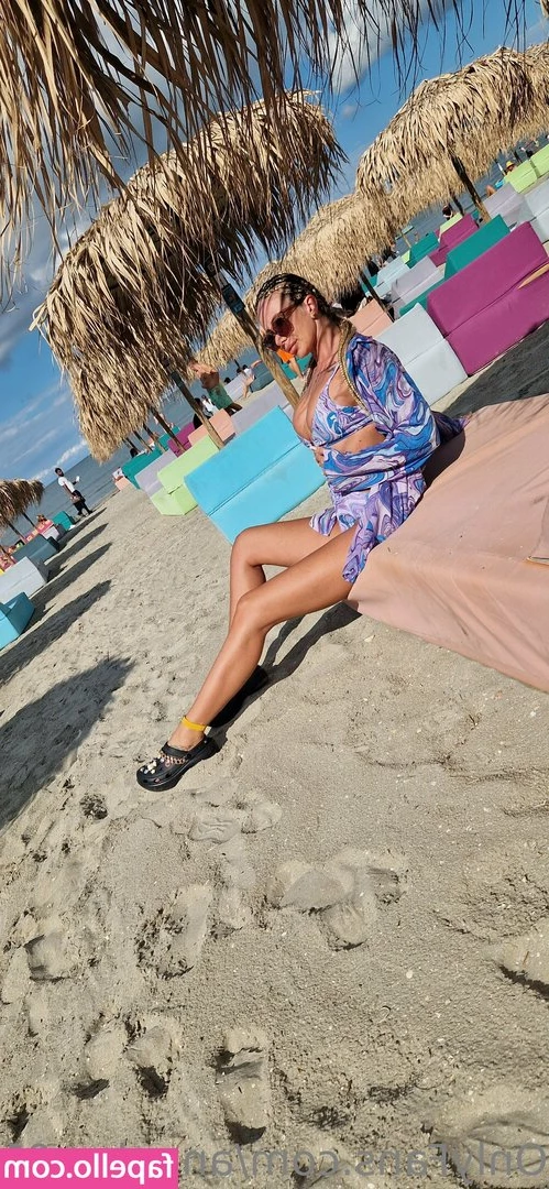 annekay01 - Hanging around for summer like 🦥