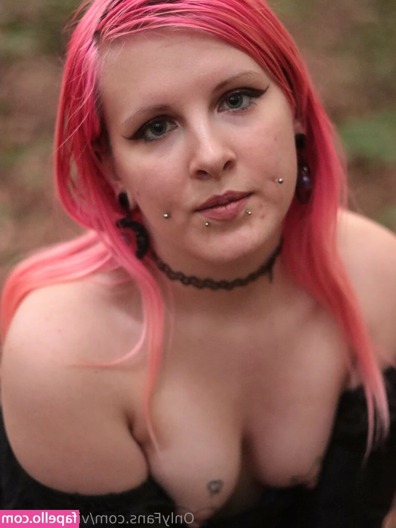 vikidevilsoul - Just me and my fav pink workout fit  Do you like it