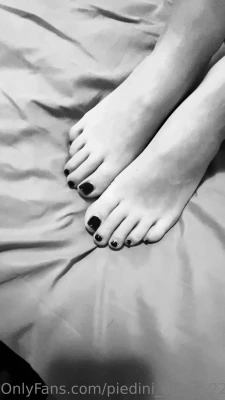 piedini_elena_22 [ piedini-elena-22 ] - Soy nueva  aprendamos juntos o enséñame que te gustaría ver    Me