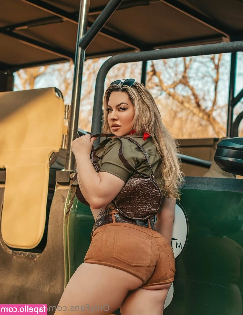 marcelalb - Wanna take a bite?💋🖤