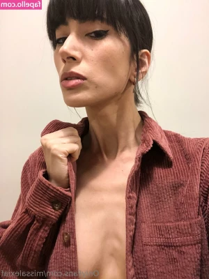 missalexiaf - A little rubbing for tonight  Do you like my toes spread open