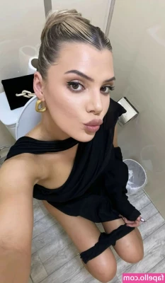 Alissa Violet [ alissa-violet ] - This booty needs some spanks🖤
