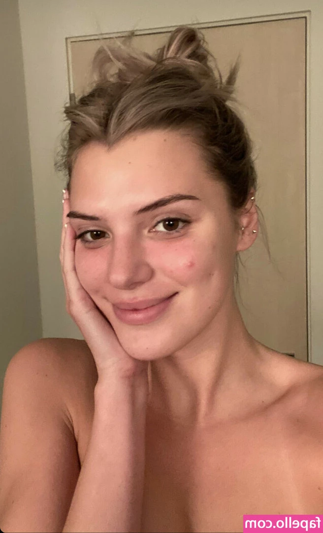 Alissa Violet [ alissa-violet ] - Damn lighting on that photo is not so good  but my feet still visible