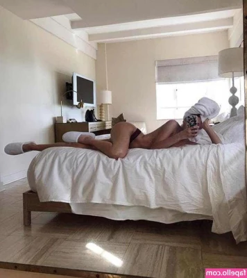 Alissa Violet [ alissa-violet ] - Tell my why I should unzip this for you...?😏