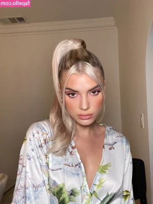 Alissa Violet [ alissa-violet ] - French Tip Toes Putting in OT (Close-Up)