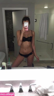 Alissa Violet [ alissa-violet ] - Booking in subbies for cam and Whatsapp later. Who else wants in?