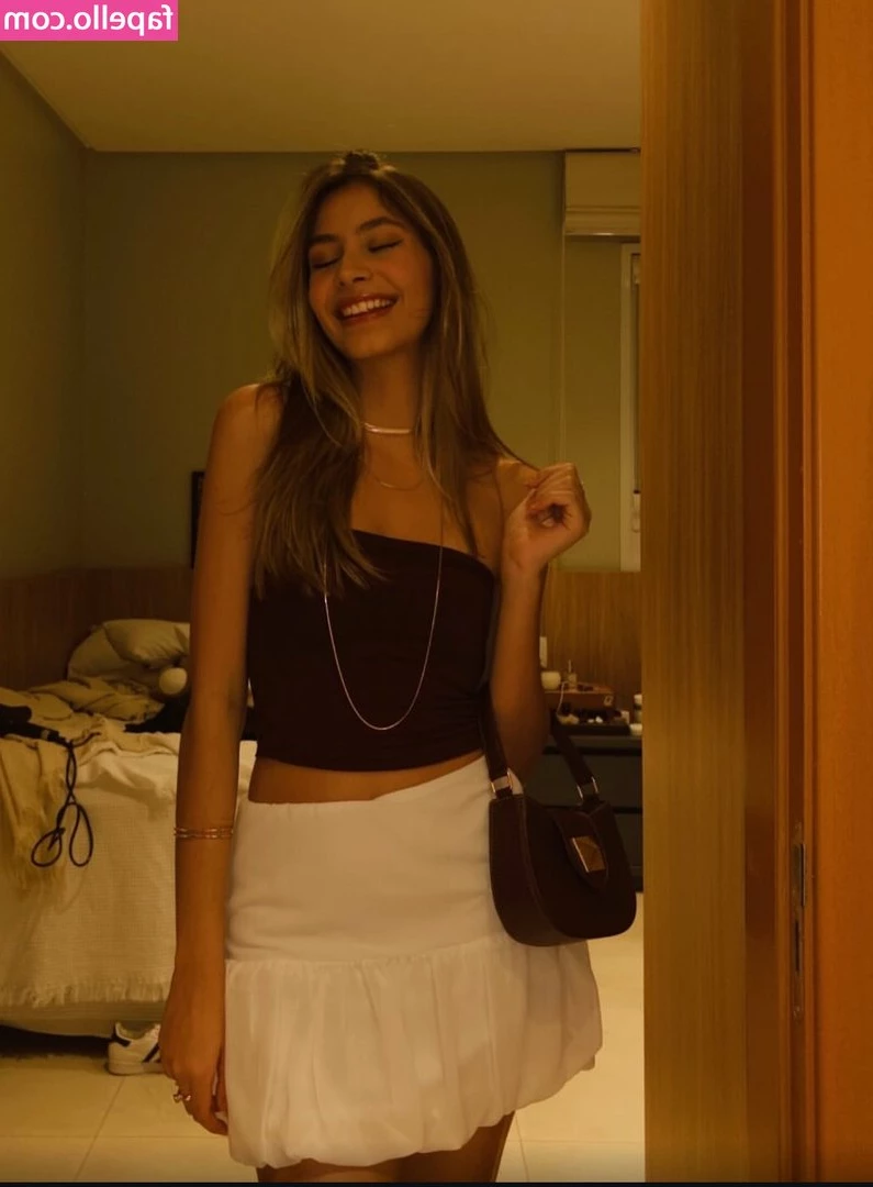 Julia Castrom [ julia-castrom ] - Mirror Mirror on the wall who's the wrinkliest of them all