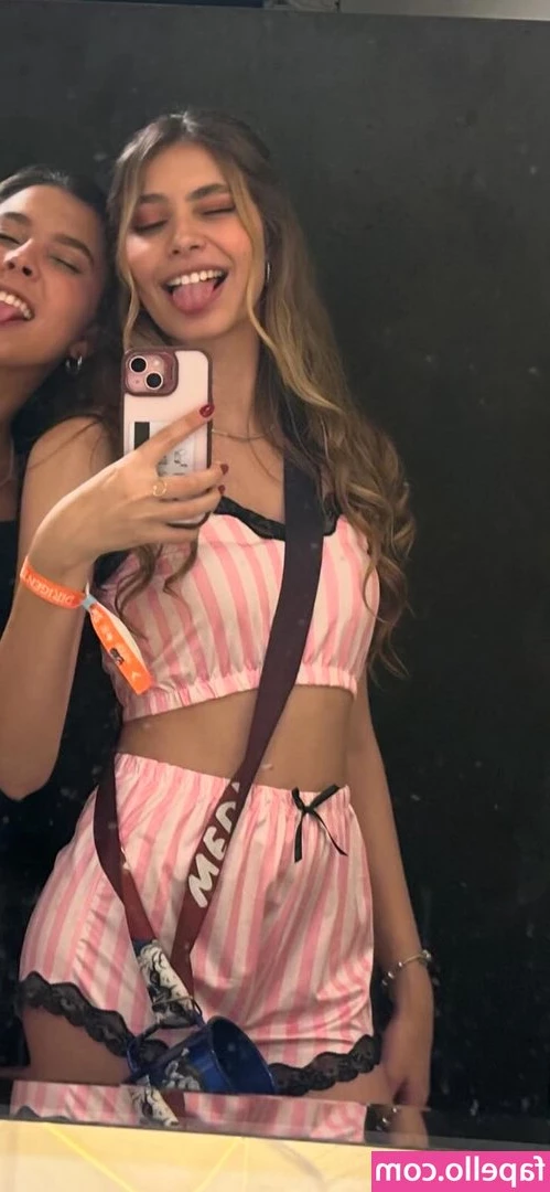 Julia Castrom [ julia-castrom ] - TITTIE jiggle  Swipe to free em
